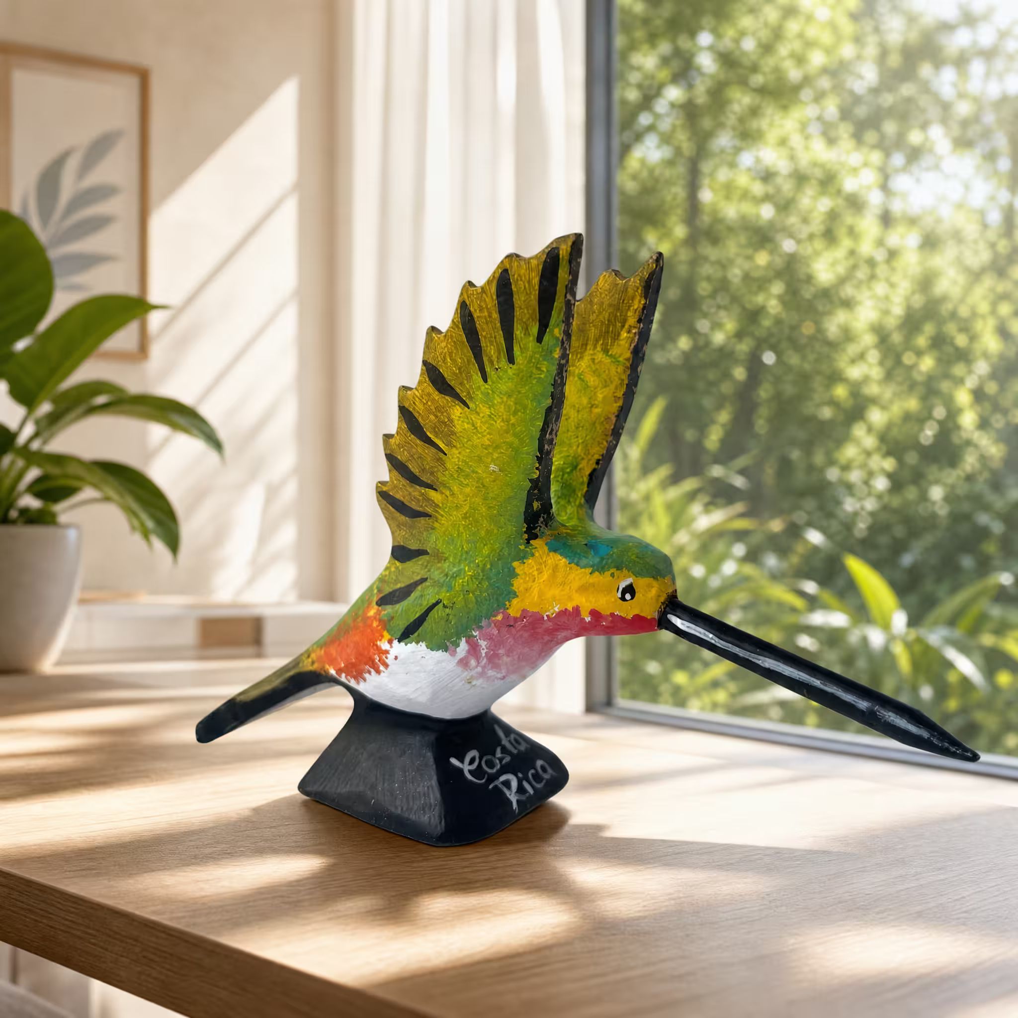 Colibrí verde claro, pintada a mano en madera recuperada, souvenir artesanal de Costa Rica (pieza en ambiente)