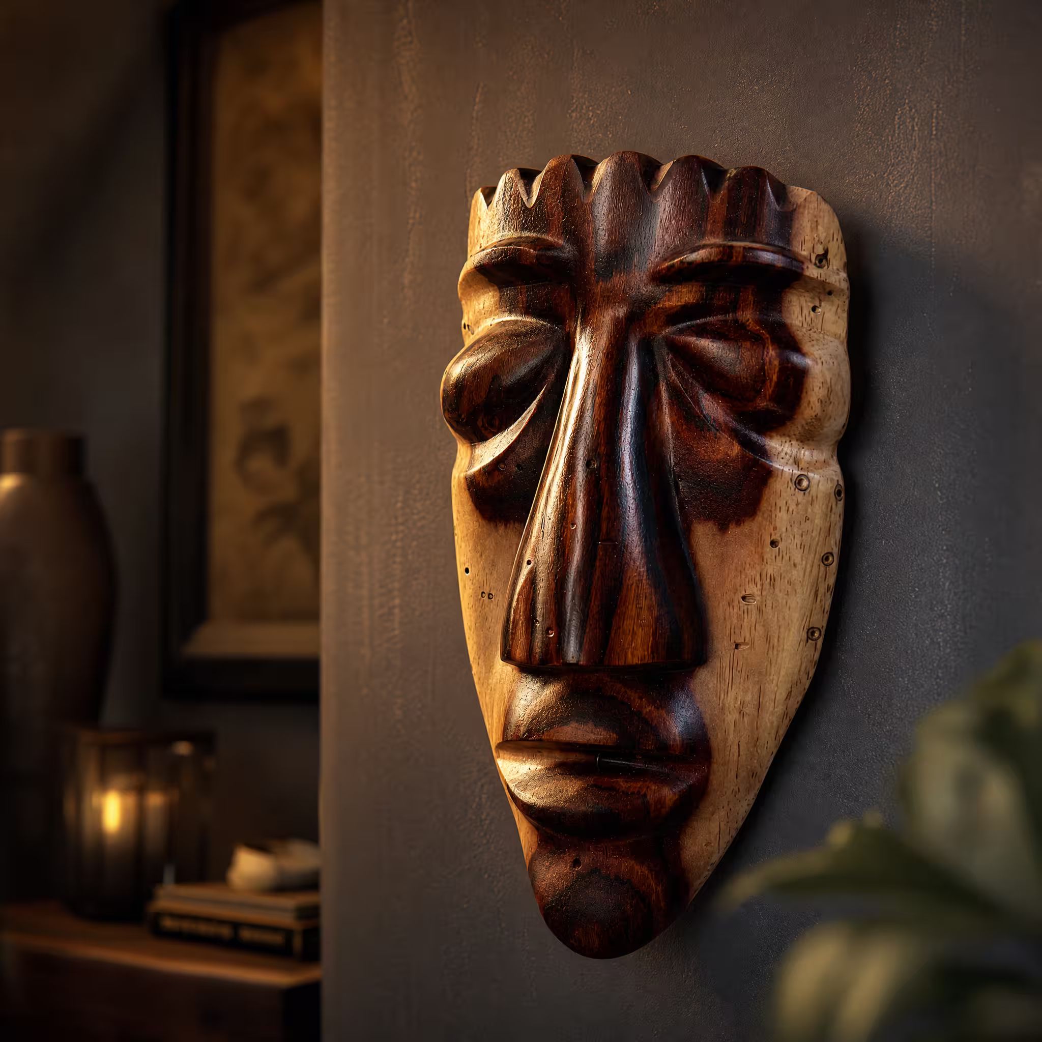 Máscara tribal, tallada a mano en madera recuperada, souvenir artesanal de Costa Rica (pieza en ambiente)