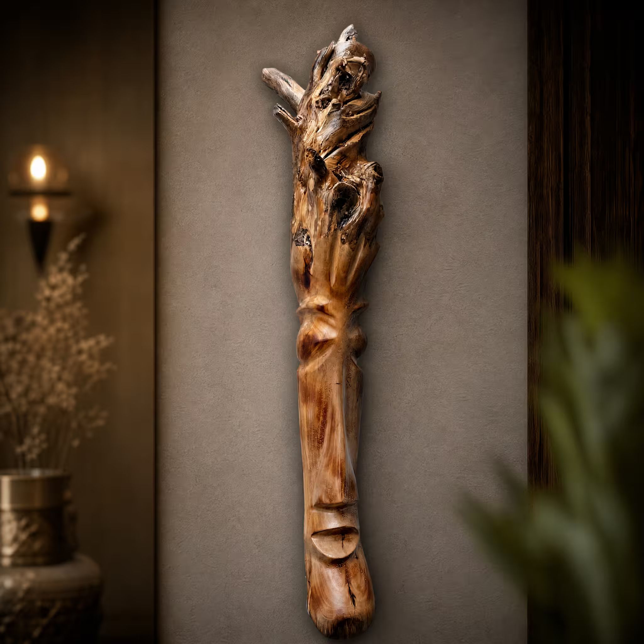 Máscara tribal larga, tallada a mano en madera recuperada, souvenir artesanal de Costa Rica (pieza en ambiente)