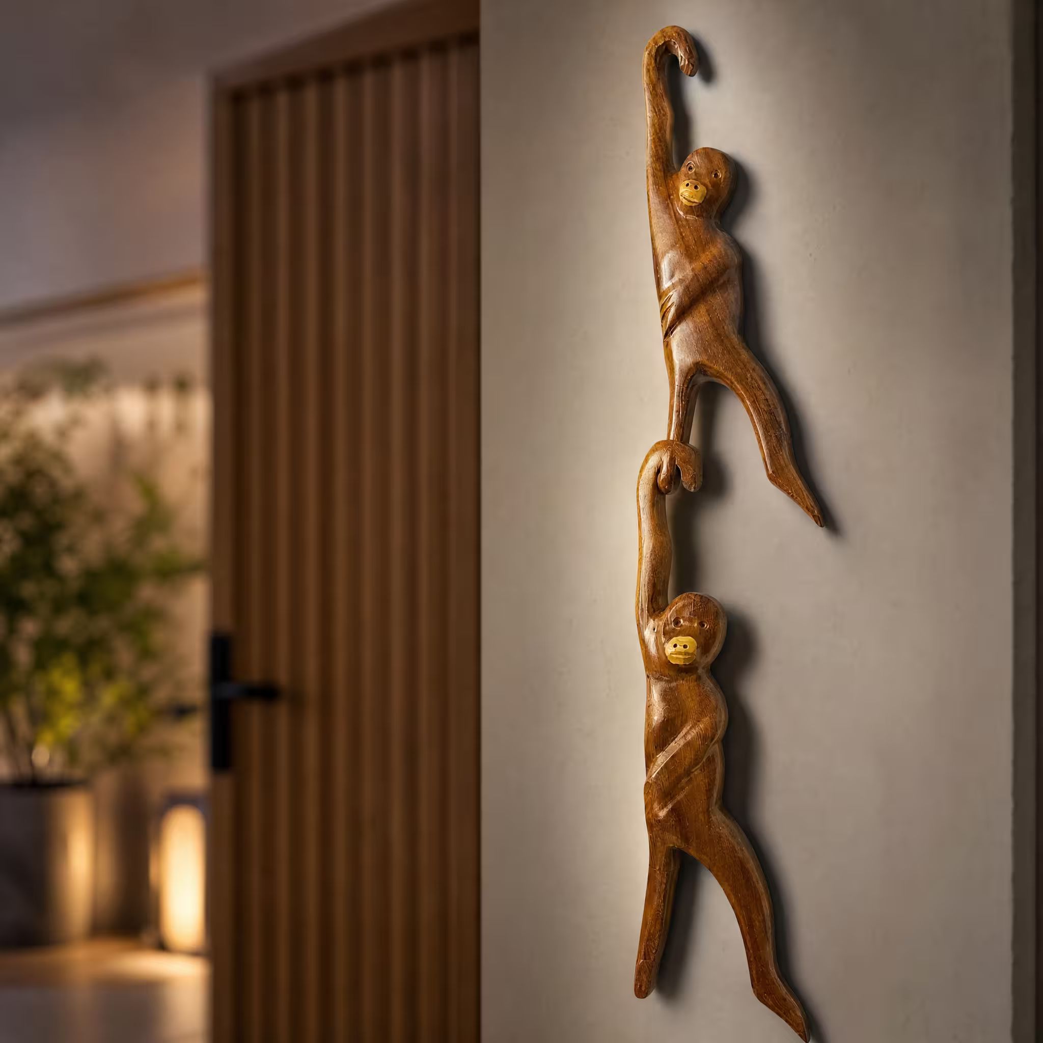 Monos colgantes, tallada a mano en madera recuperada, souvenir artesanal de Costa Rica (pieza en ambiente)