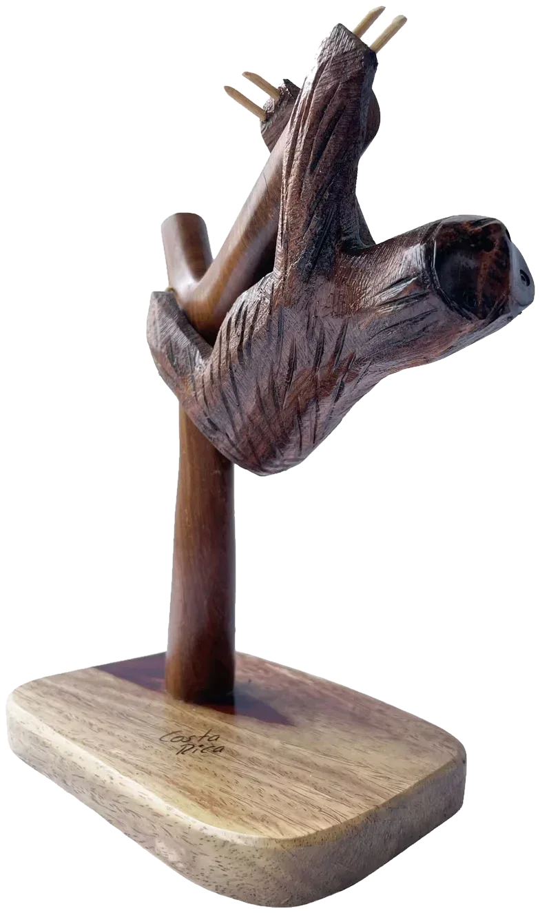 Perezoso colgado, tallada a mano en madera recuperada, souvenir artesanal de Costa Rica (pieza en ambiente)