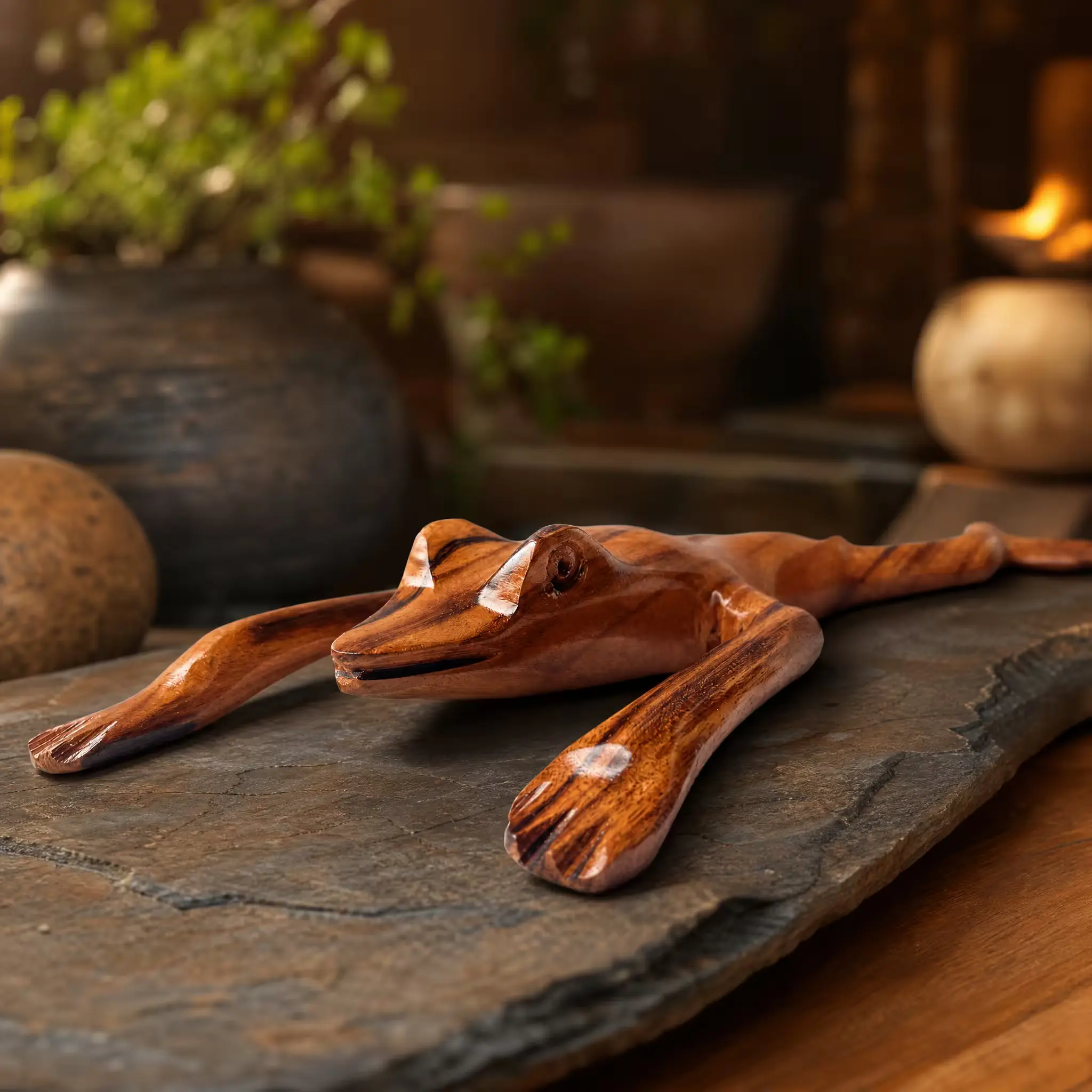 Rana arbórea, tallada a mano en madera recuperada, souvenir artesanal de Costa Rica (pieza en ambiente)