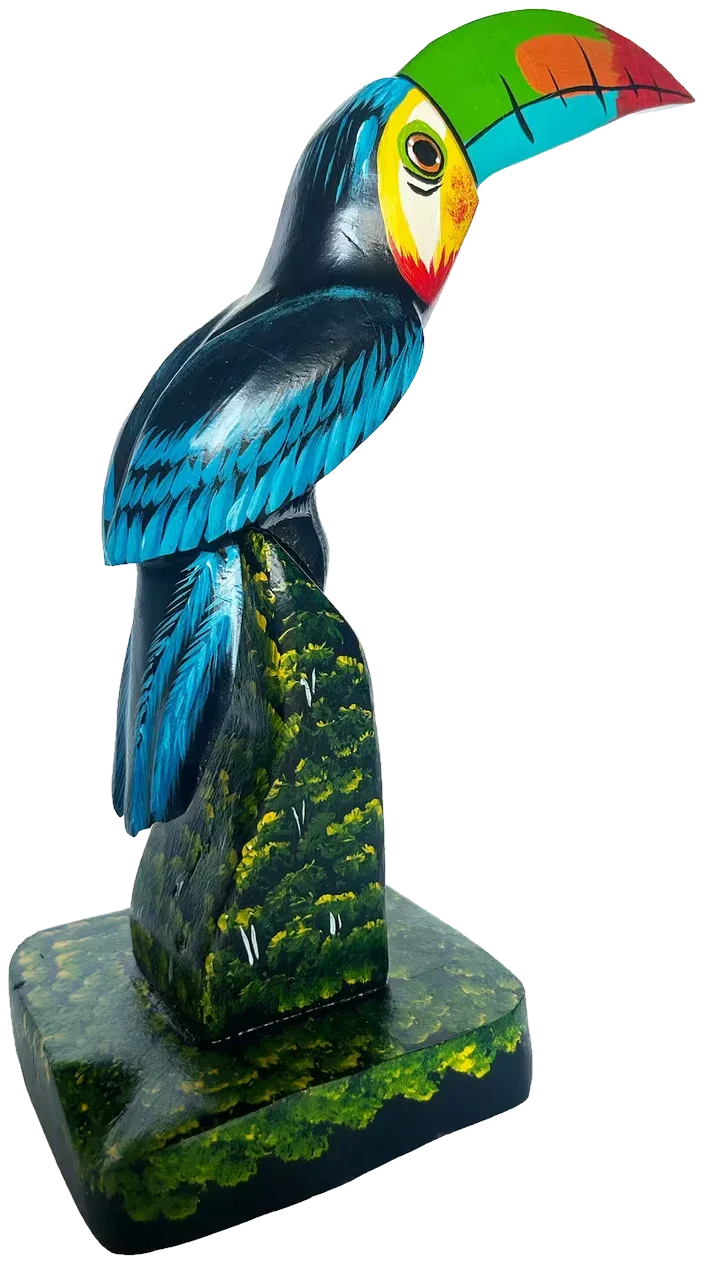 Tucán en pedestal, pintada a mano en madera recuperada, souvenir artesanal de Costa Rica (pieza en ambiente)