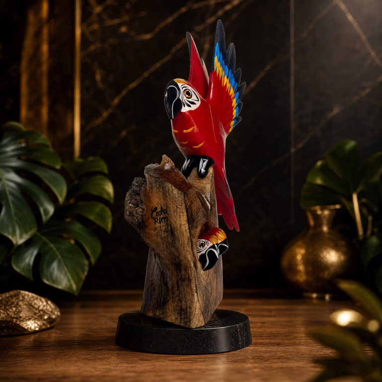 Lapa roja artesanal en nido tropical, pieza decorativa premium tallada y pintada a mano hecha en Costa Rica, souvenir.